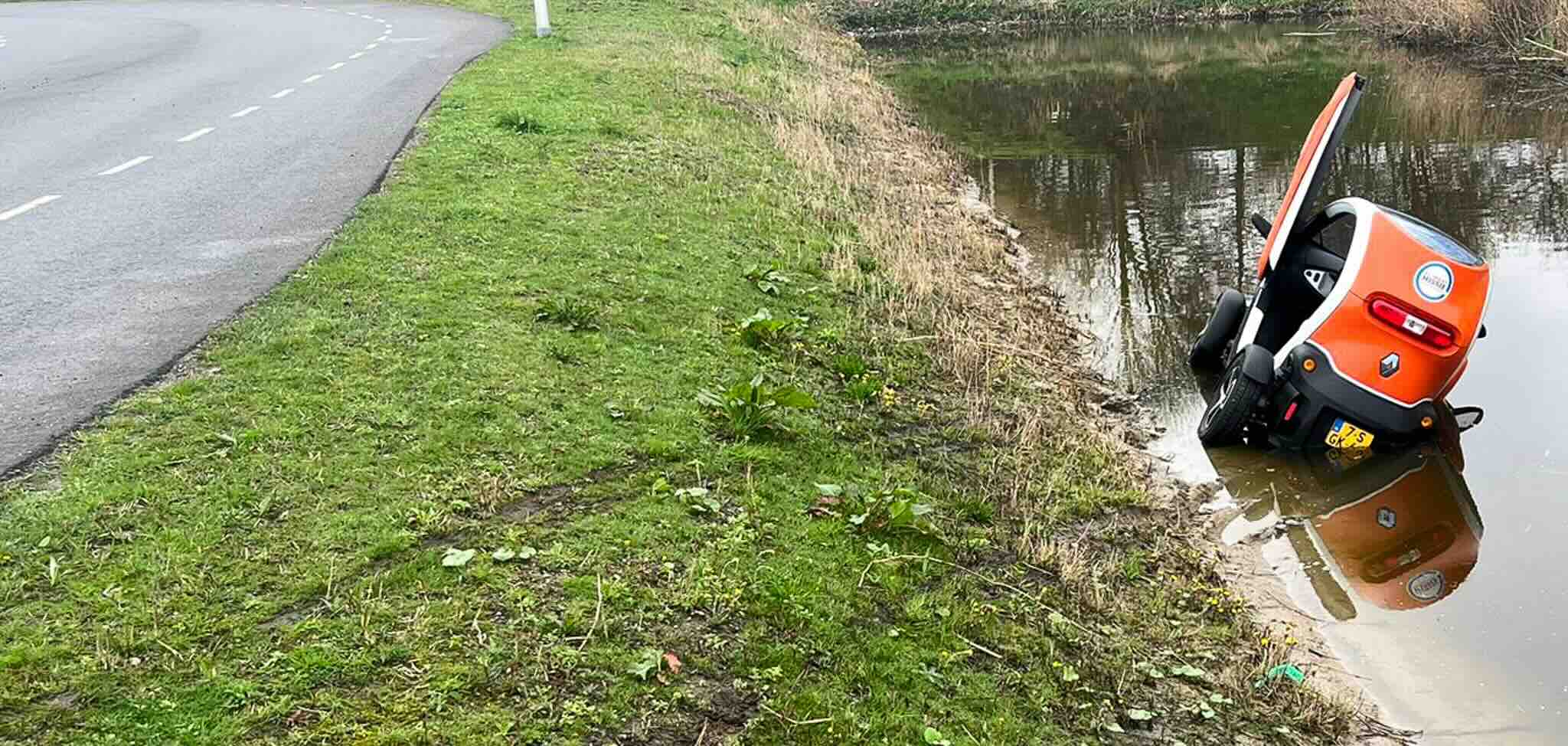 Auto te water rijp voor de sloop