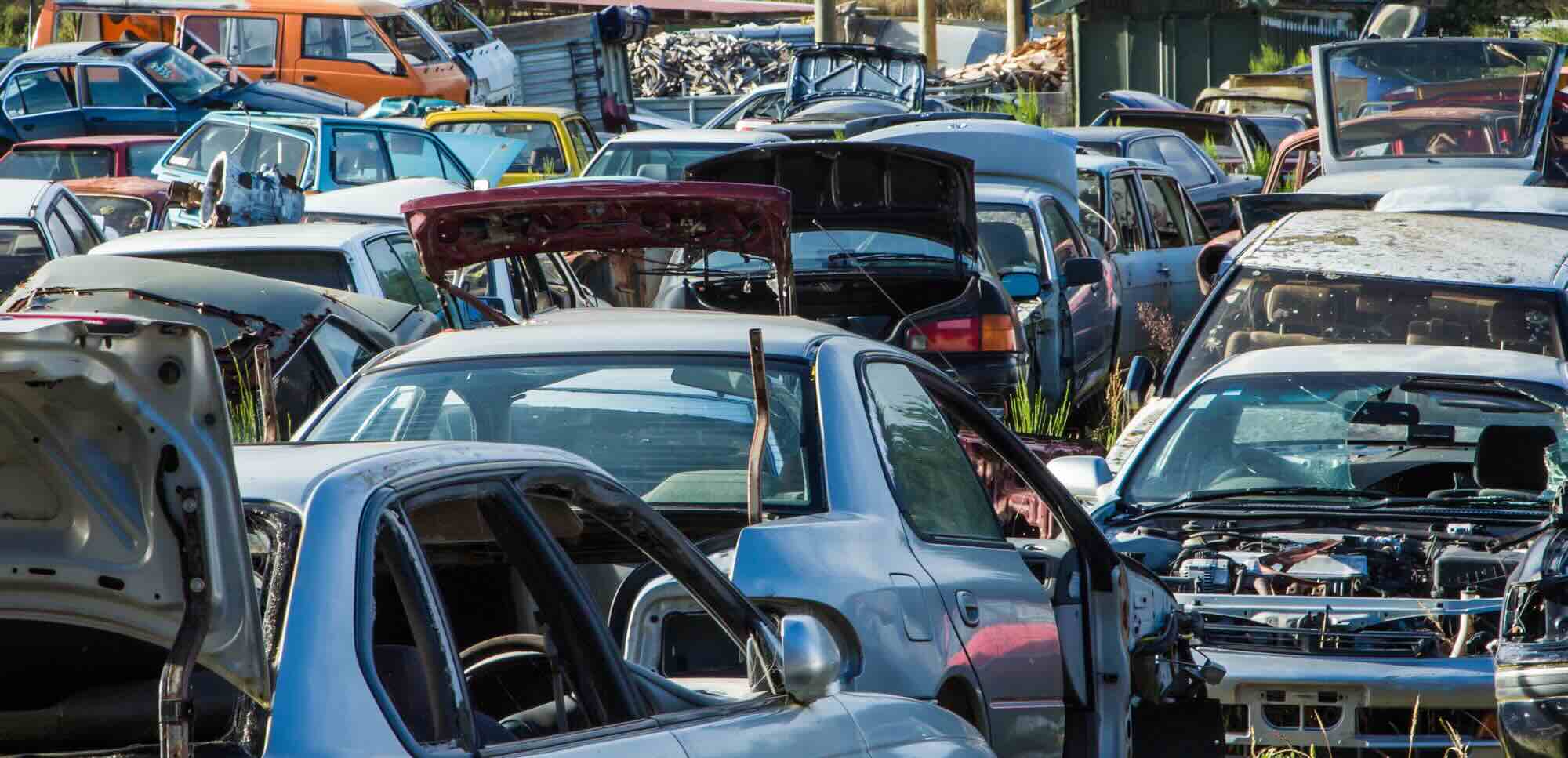 autodemontagebedrijf plaats met auto's