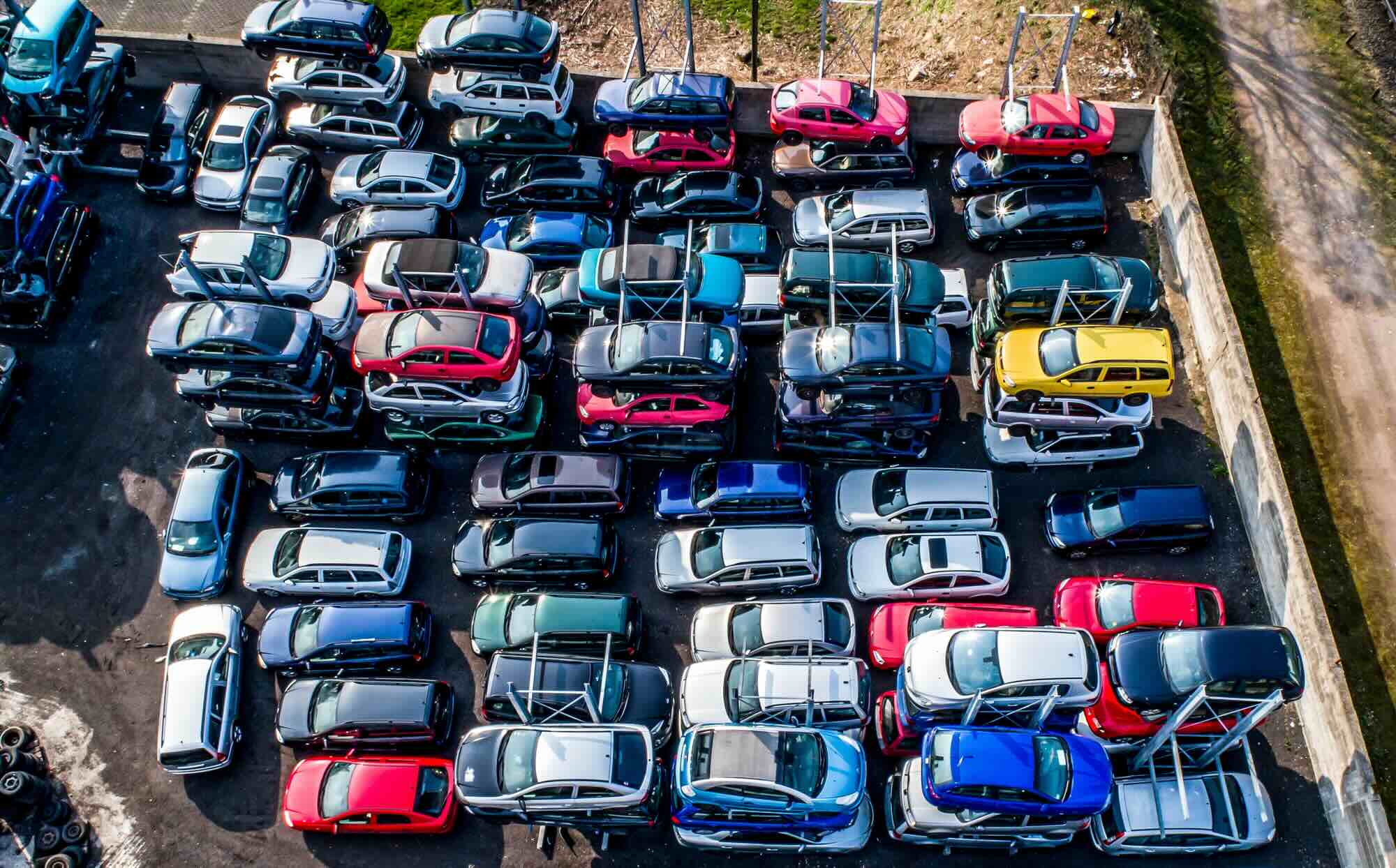 kleine autosloperij gezien van bovenaf