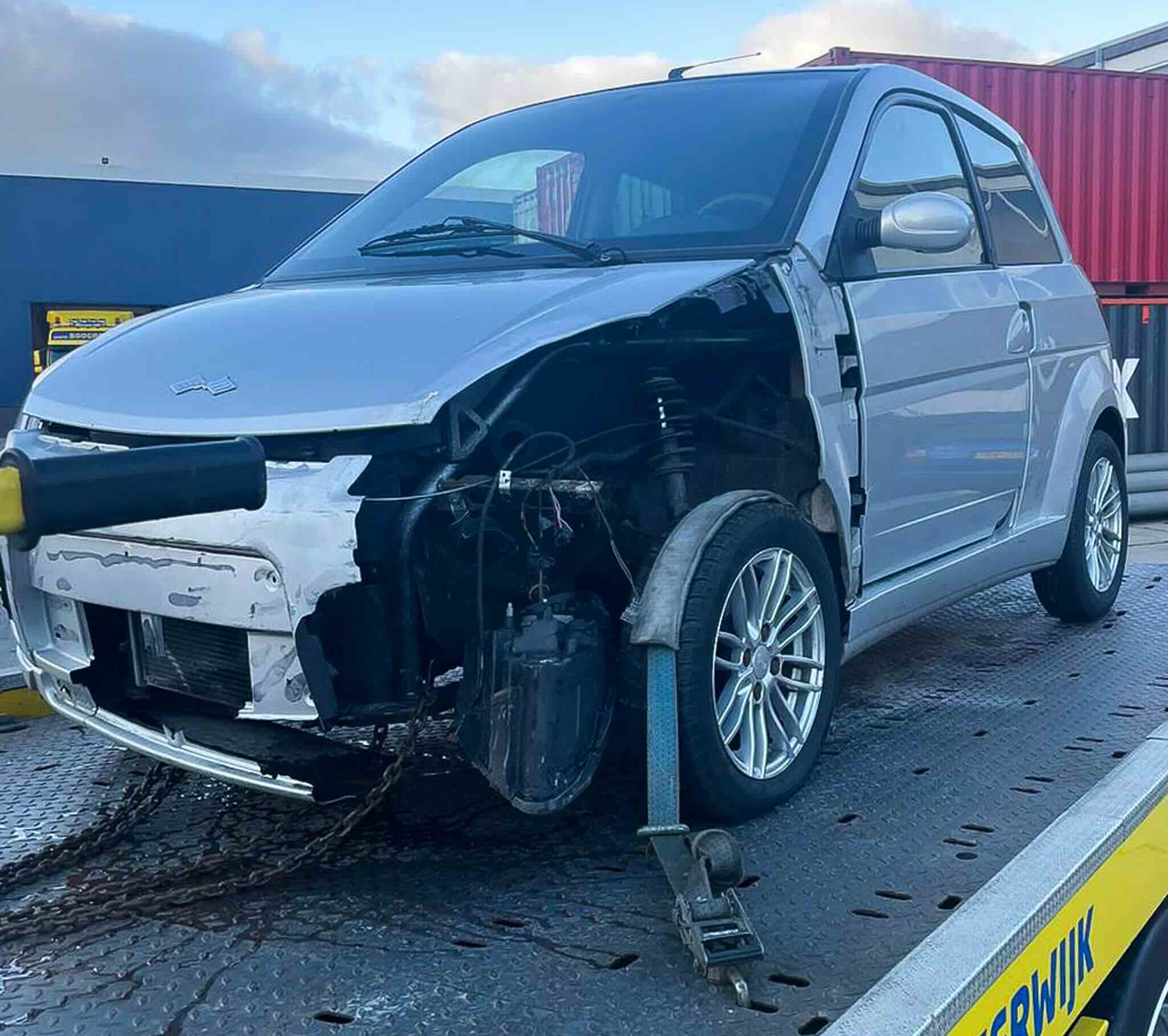 Brommobiel van Ligier met veel schade rijp voor de sloop