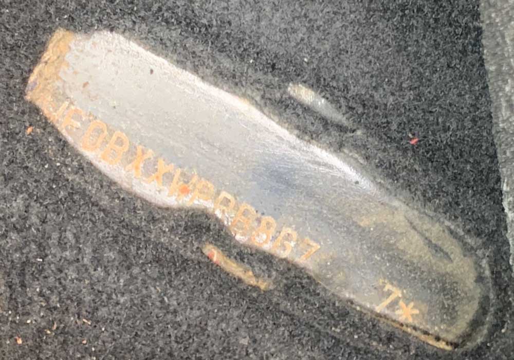 Chassisnummer auto bodemplaat bijrijder