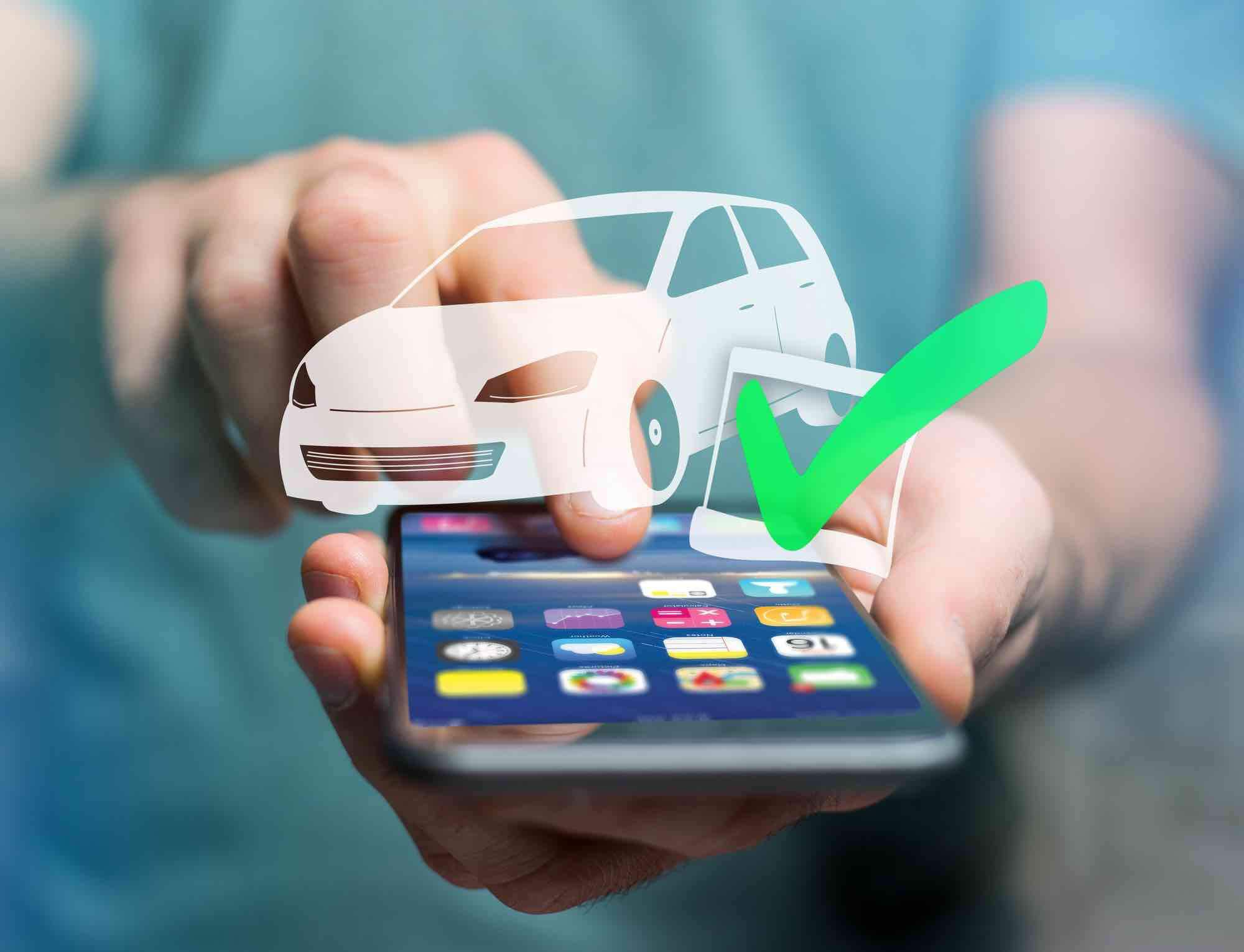 man checkt op telefoon of een auto geïmporteerd is