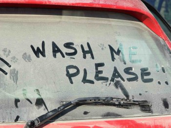 Moet je een auto schoonmaken voordat je hem naar de autosloperij brengt?