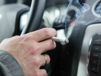 Maakt roken in de auto jouw auto minder waard?