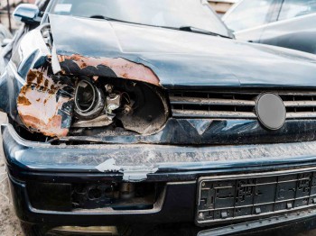 Schadeauto verkopen aan een autobedrijf of een autosloperij, wat is het beste?