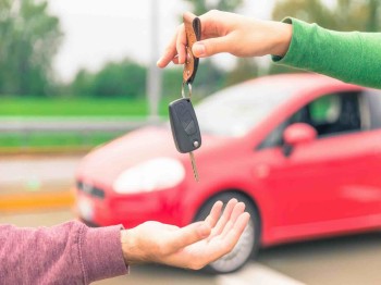 Auto zelf naar de sloop brengen, hoe doe je dat?