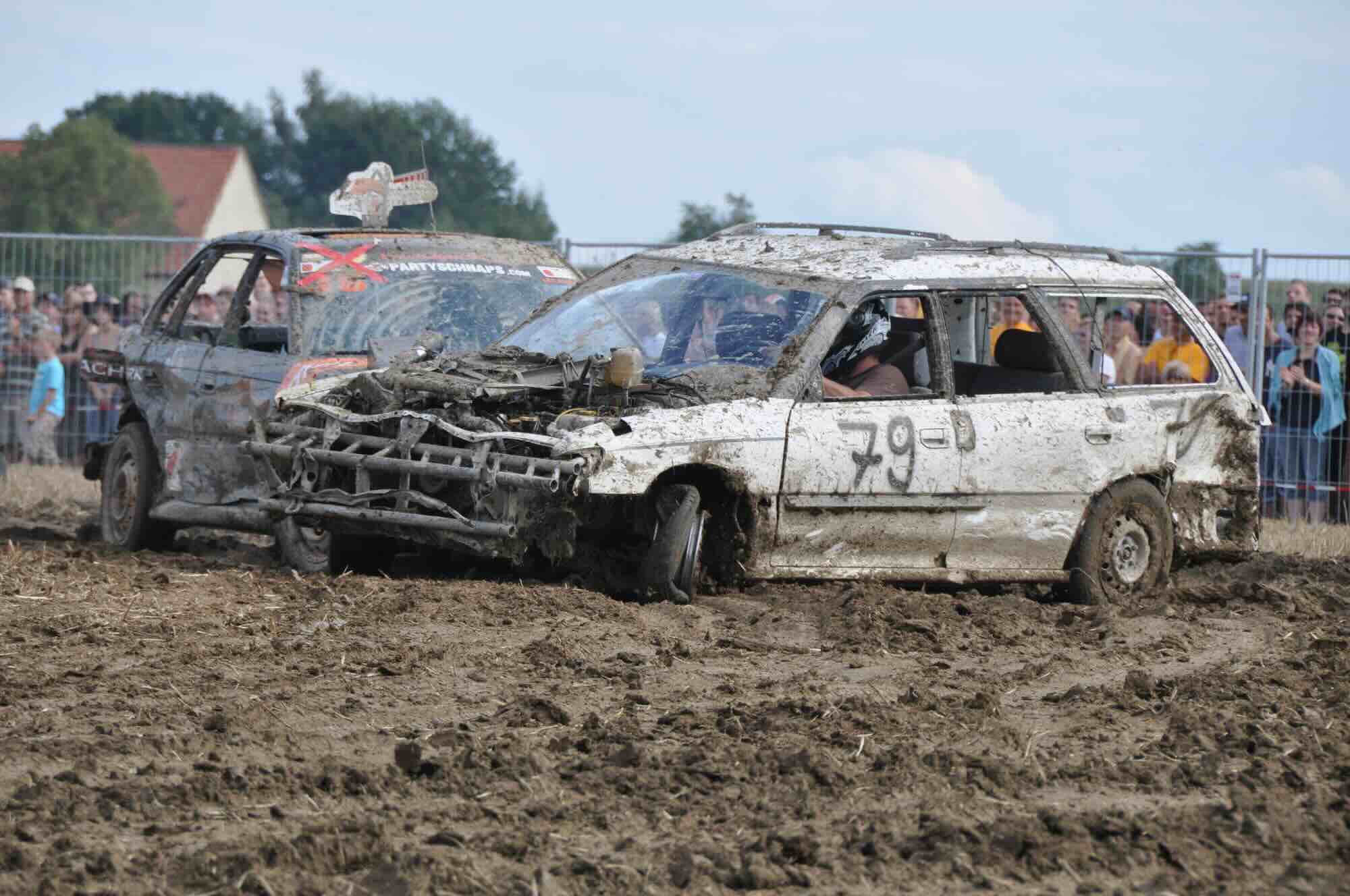 Crossauto's zwaar gehavend en in botsing tijdens demolution derby