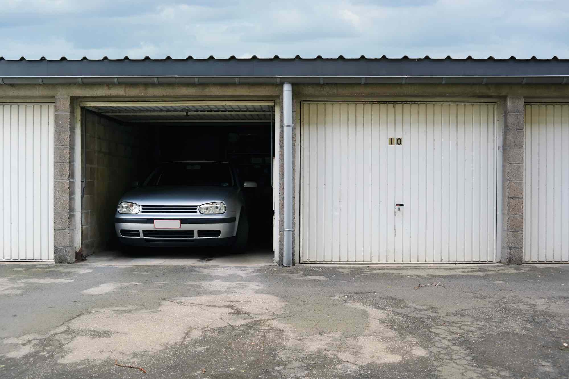 geschorste auto in garagebox
