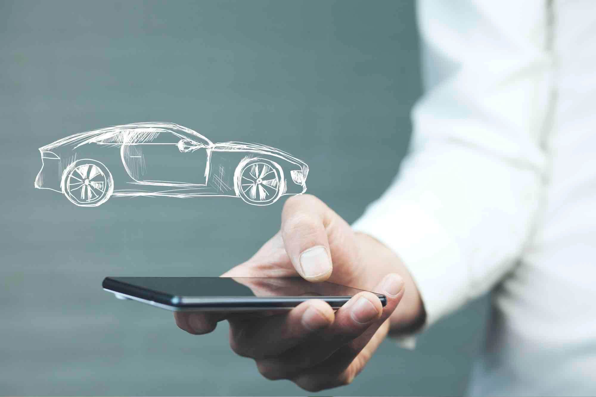 man checkt aantal eigenaren auto op mobiel