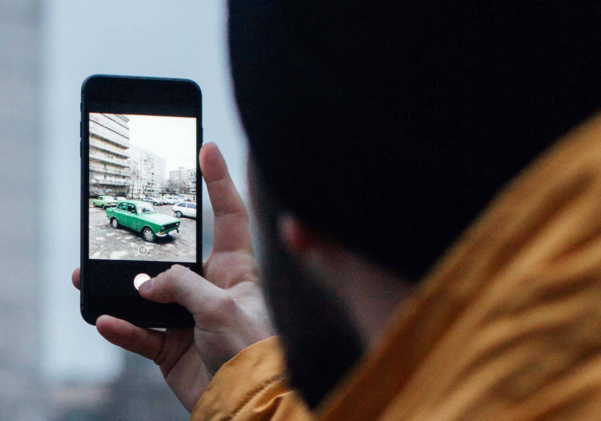 man fotografeert auto voor particuliere verkoop