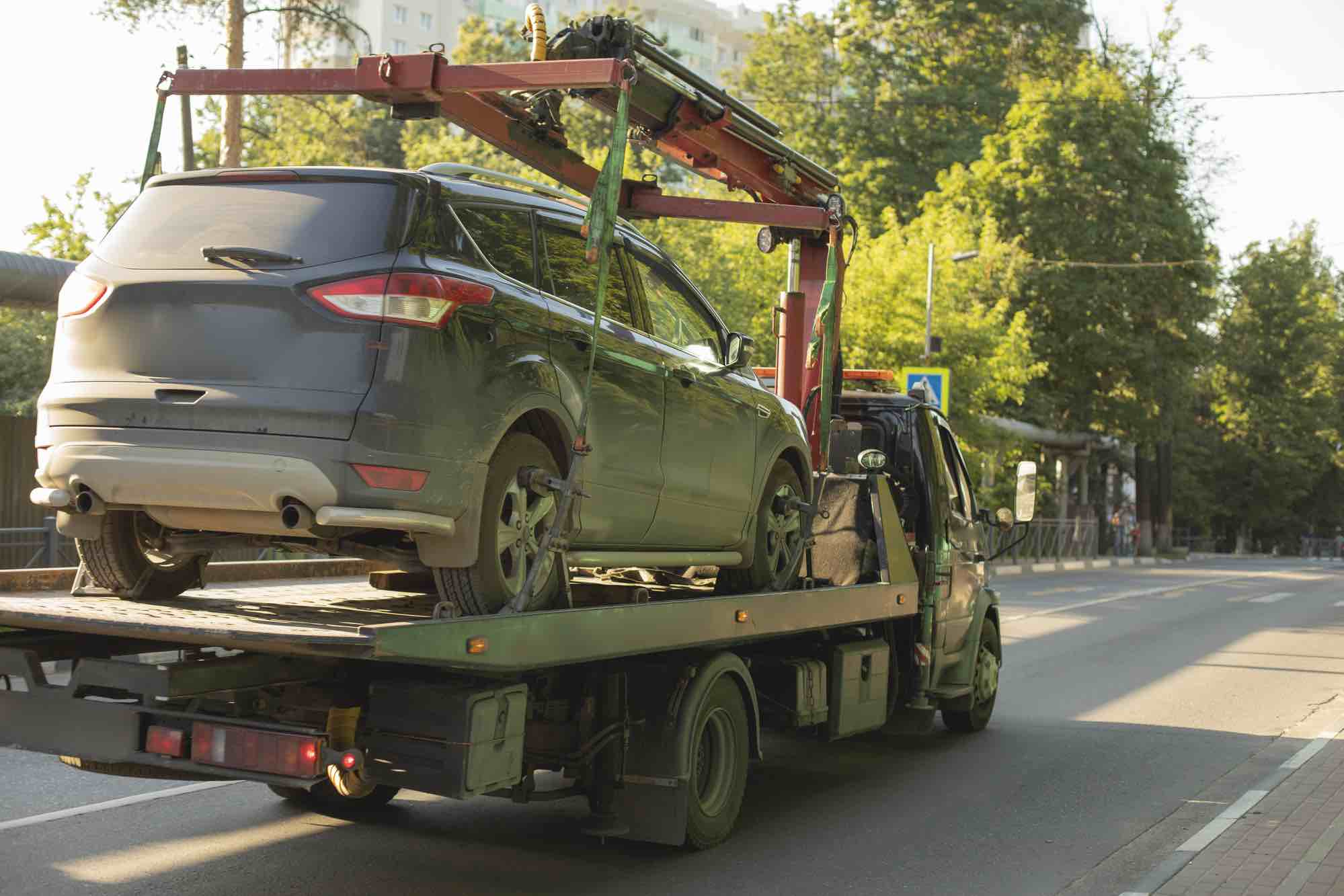 niet-stuurbare auto op takelwagen