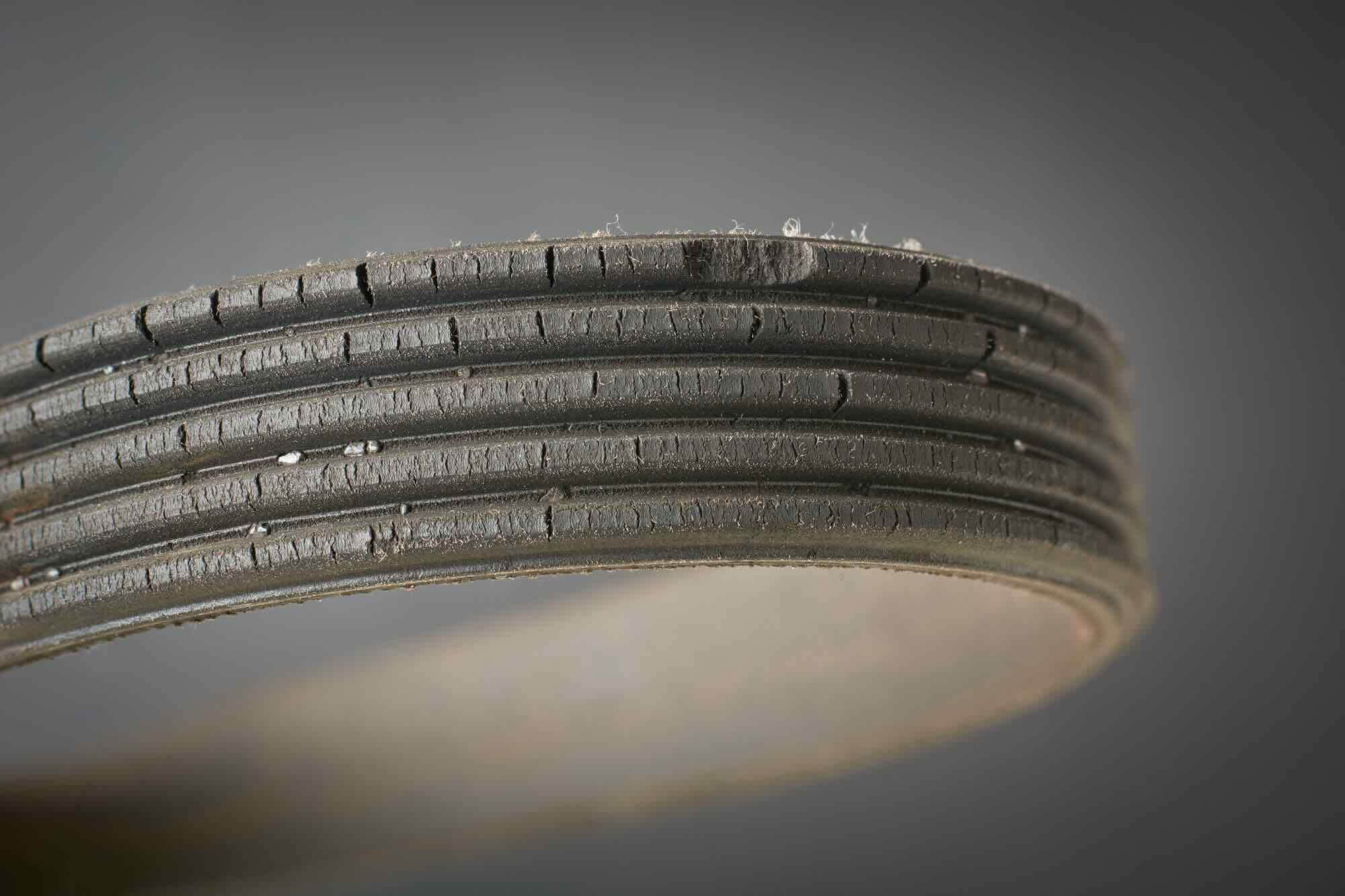 Oude distributieriem met scheurtjes en uitdroging